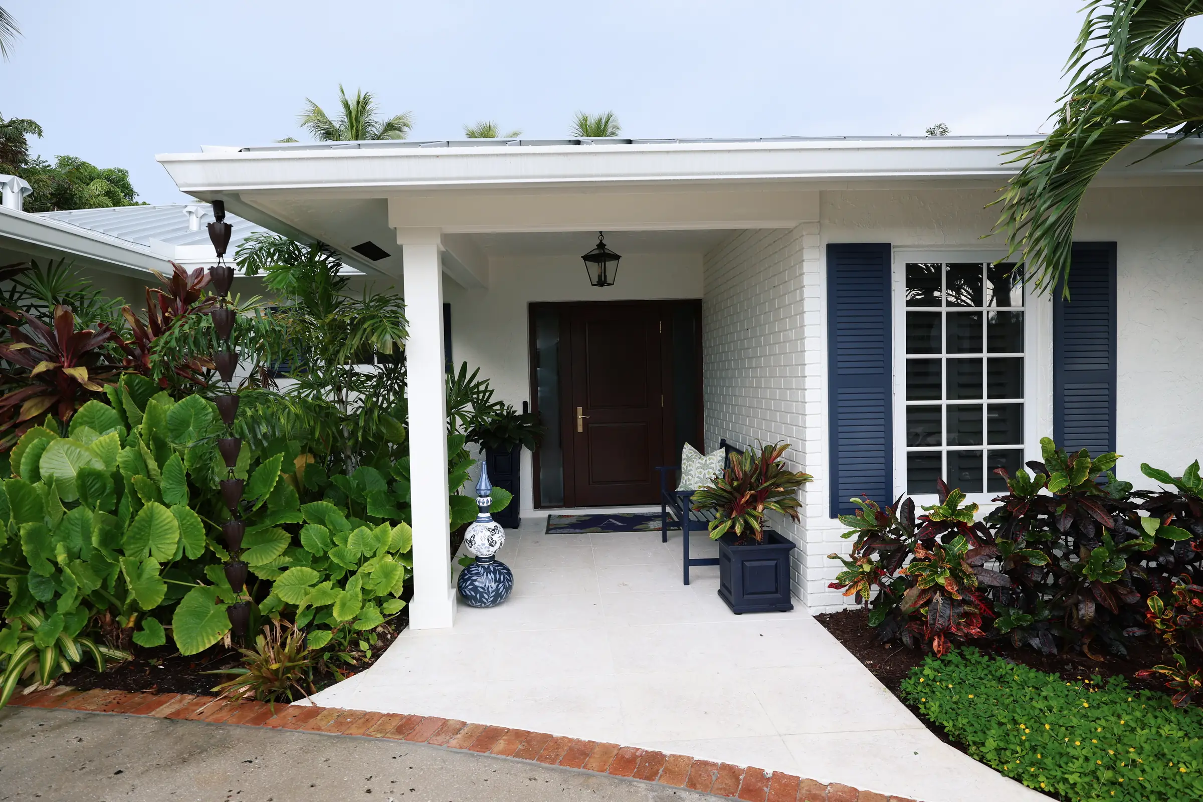 Entry with blue and white urns